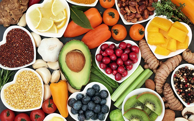 Verschiedenes Obst und Gemüse auf einem Tisch, bunt und frisch angerichtet.