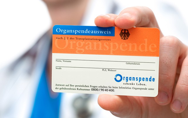Person hält einen Organspendeausweis vor die Kamera.