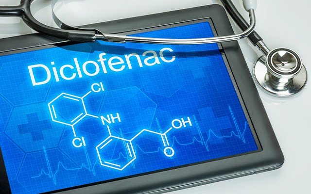 Auf einem Tablet steht "Diclofenac" mit chemischer Struktur neben einem Stethoskop.